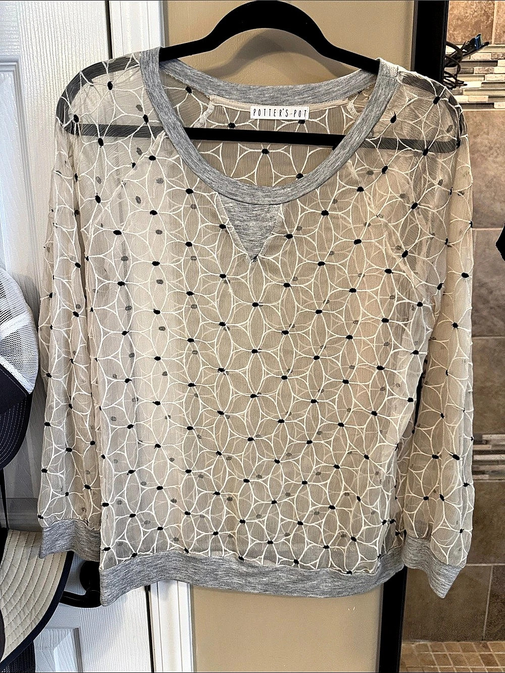 Potter's Pot Geometric Long Sleeve Top in Gray & White Size Medium